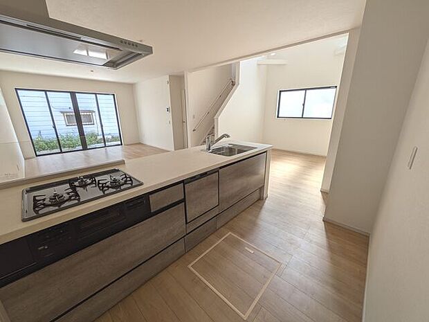 リビングダイニングを見渡せる対面式キッチン