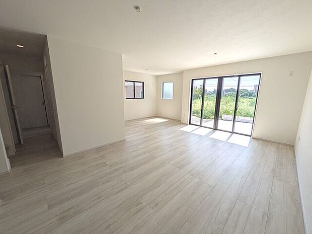 22帖越えの広々LDK　生活スタイルに合わせて間仕切り対応が可能です