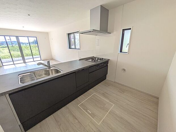 リビングダイニングを見渡せる対面式キッチン