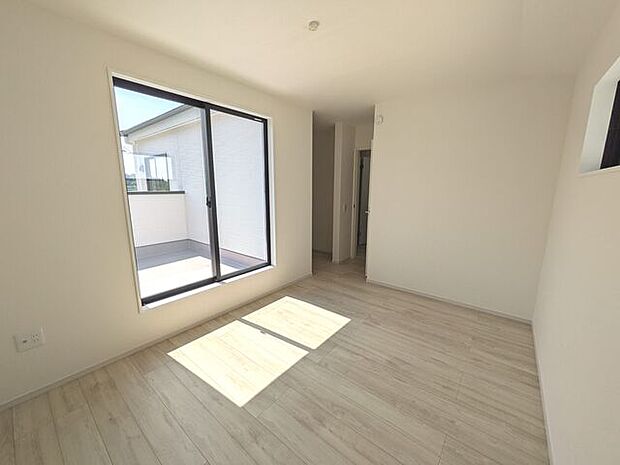 南に面した洋室は採光・通風に優れた心地よい空間です