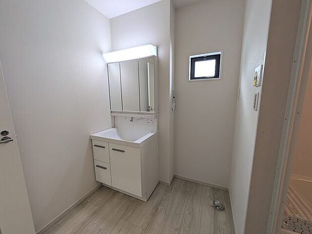 三面鏡タイプの洗面台は収納もたっぷり付いてきれいに保てます