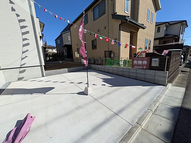 ゆとりある駐車スペース 奥にはお庭もあります