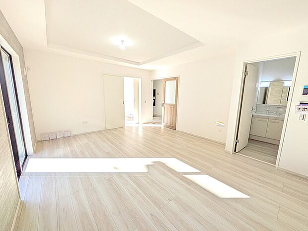 約17.5帖のLDKは折上げ天井を採用した開放感ある空間です