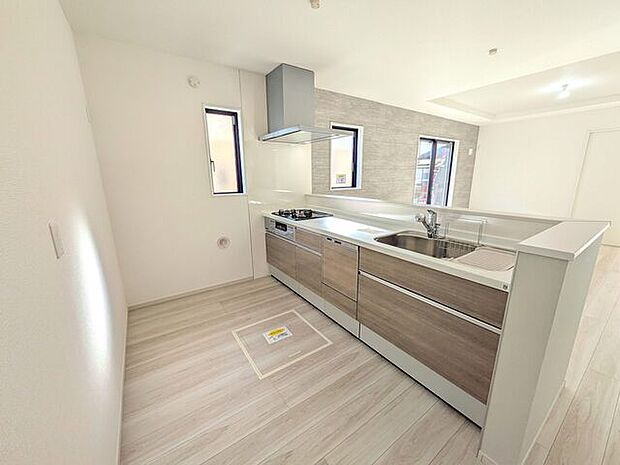 リビングダイニングを見渡せる対面キッチン