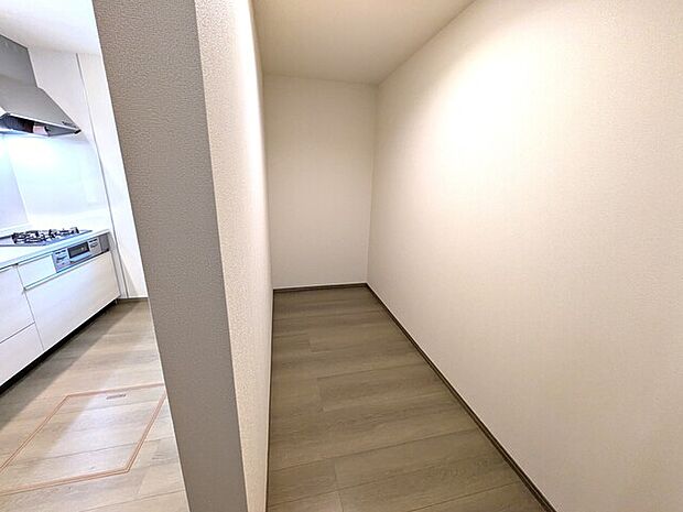 キッチン裏のパントリー