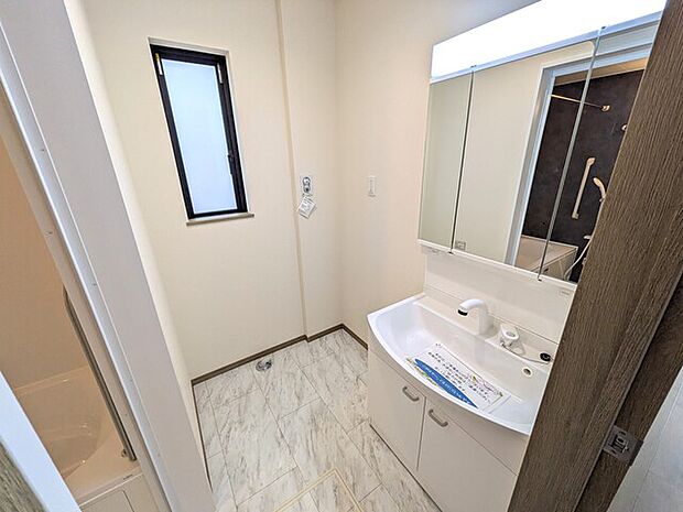 朝の支度に大助かりな三面鏡付き洗面台