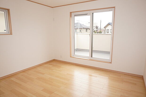 約8帖の主寝室 大きな窓で風通し良好です