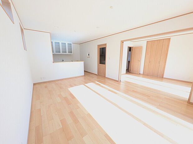 約15.75帖のリビング 隣室の扉を開放して広々スペースに◎