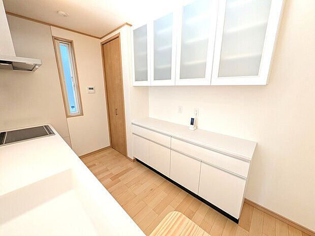 180cm幅のカップボードは造付で収納力抜群です！