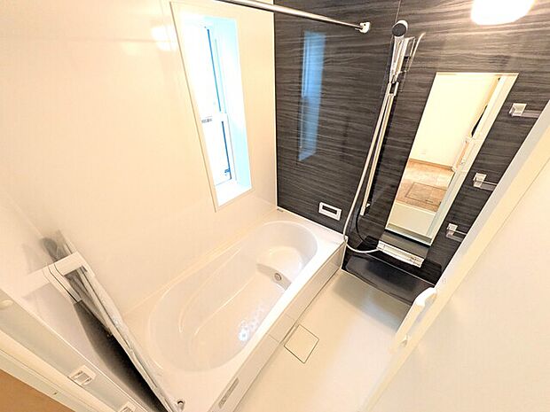 半身浴ベンチ付きの浴槽でのんびりバスタイムが楽しめます