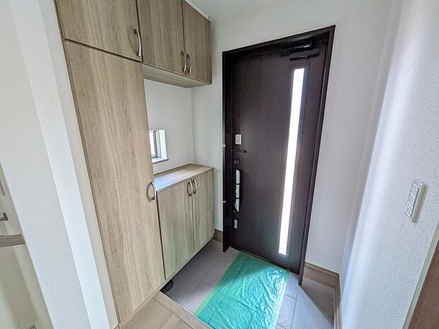 開口部付きの明るい玄関