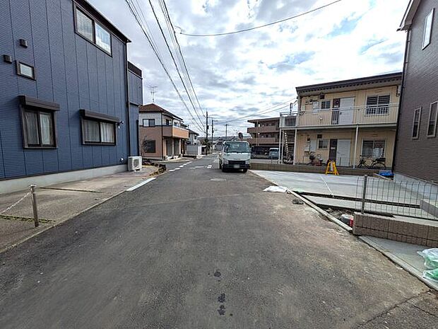 前面道路は交通量が少なく安全な環境です