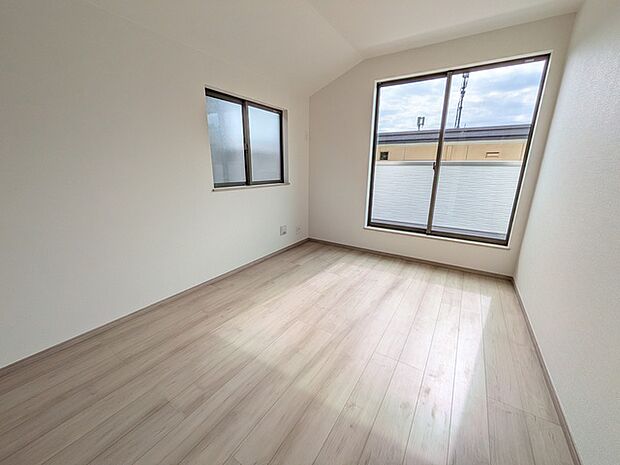 ナチュラルな風合いの床材や建具を採用した、暖かみのある室内