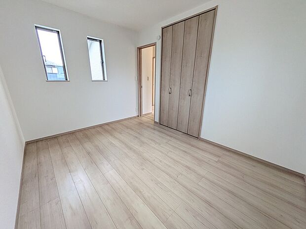 北側約6帖の洋室