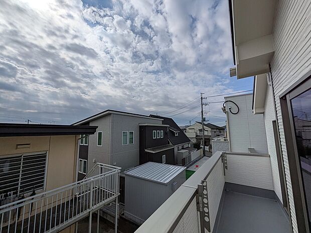 前面戸建エリアのため、陽当たり良好です