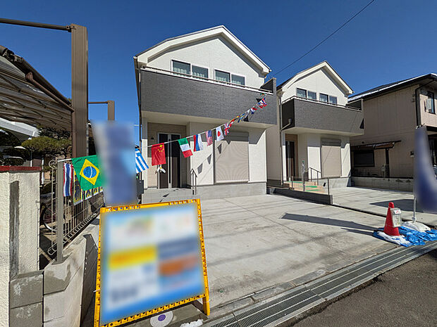 駐車スペース2台分(車種による) 前面道路幅約6mで駐車も容易です