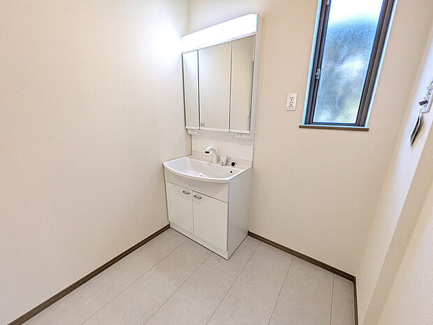 収納豊富な三面鏡タイプの洗面化粧台