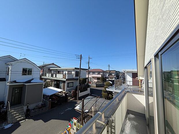 前面は住宅が建ち並ぶ閑静な街並み