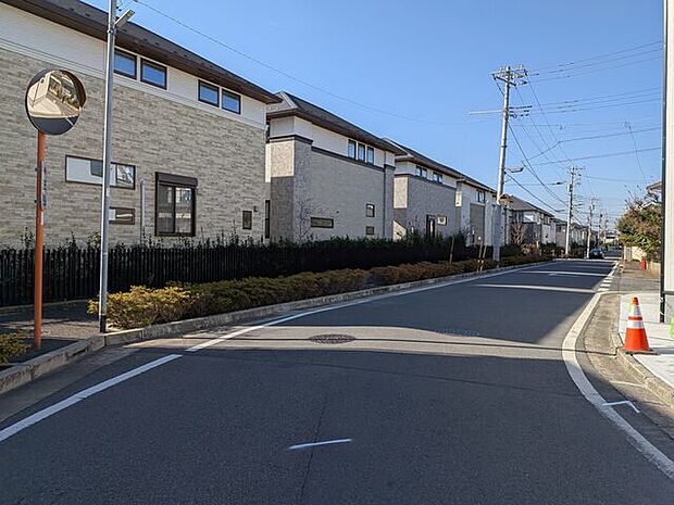 歩道があり見通しの良い南西側道路