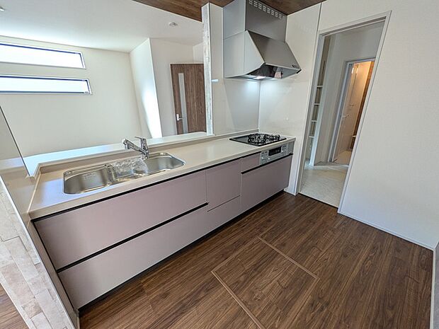 使い勝手の良い対面キッチン　洗面室への出入りがしやすく家事動線も◎