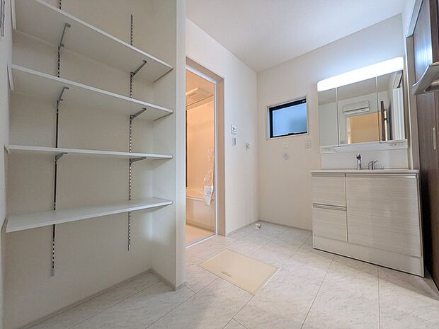 可動式棚を設けた洗面室 ゆとりある広さで慌ただしい朝もスムーズに支度ができます