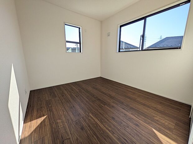 南側約5.2帖の洋室