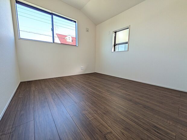 北側約5.2帖の洋室