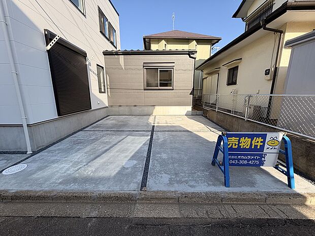 駐車スペースゆったり2台分ございます