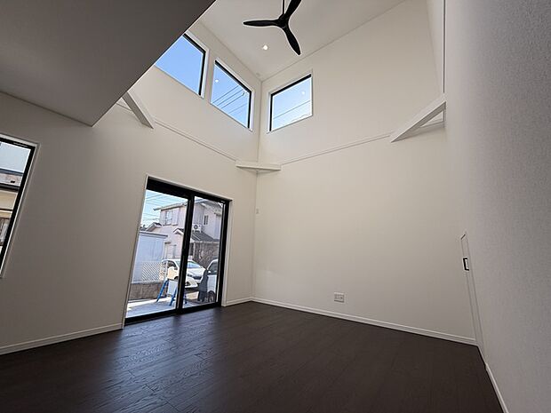 リビングダイニングには吹き抜けからたっぷりの自然光が降り注ぎます