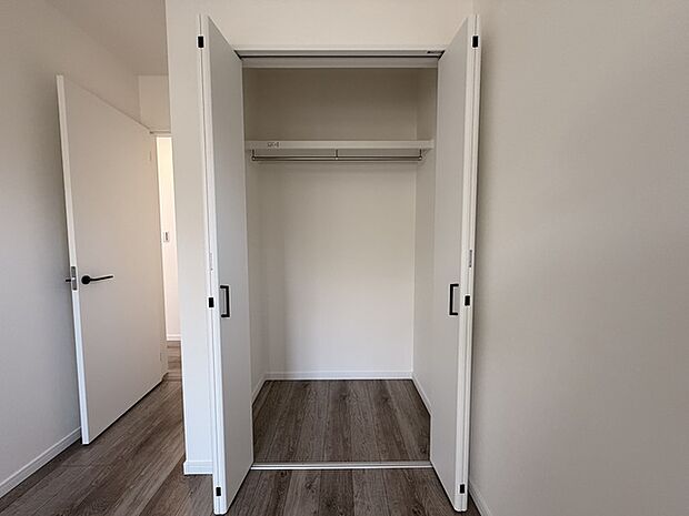 奥行きのある収納で荷物や洋服をスッキリと収納できます