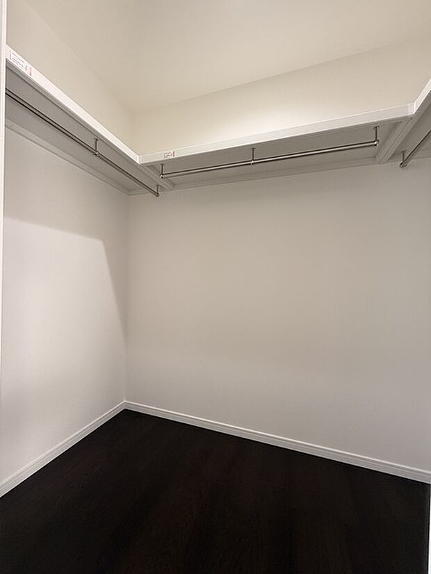 1階主寝室には大容量のWICがあります