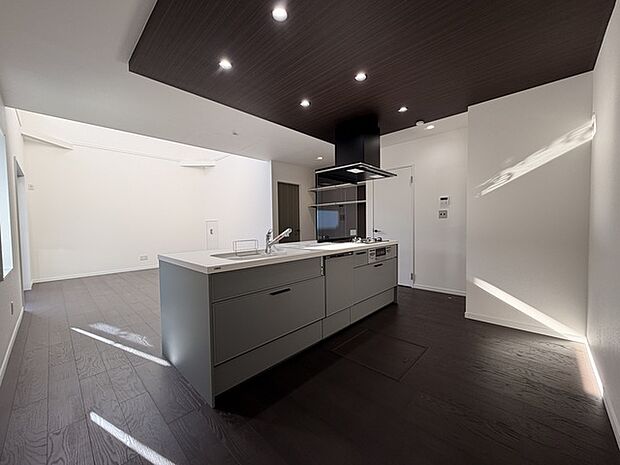 吹抜けや折り下げ天井で空間にメリハリが生まれます