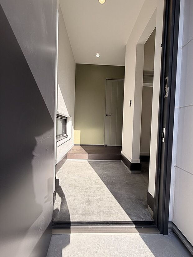 家族やお客様を迎える玄関は土間付きで広々としています