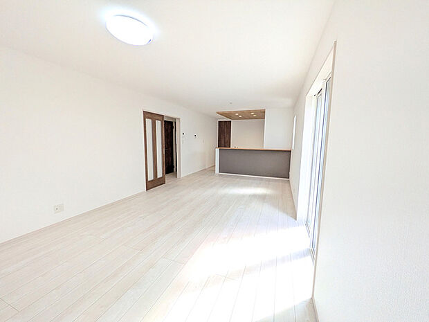 明るい光が奥まで届きます。キッチン奥にはパントリーとしても使用可能な収納