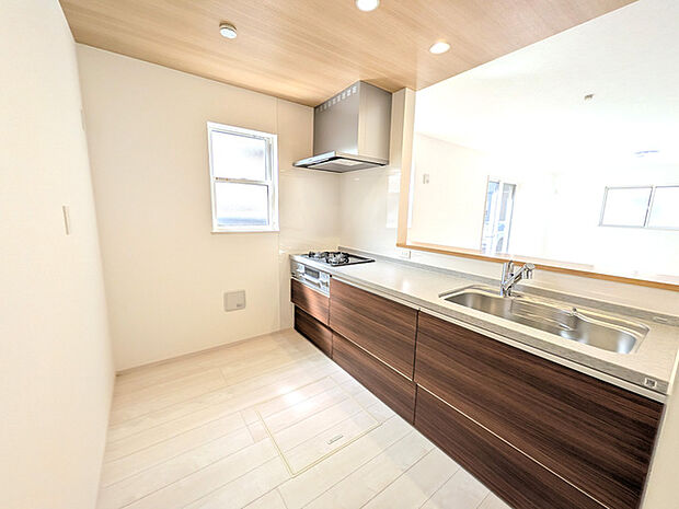 キッチンはリビングを見渡せる対面式