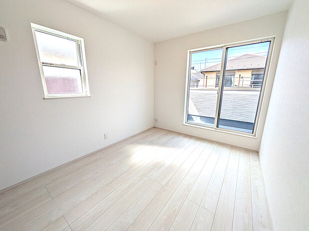 バルコニーへは2室より出入りが可能