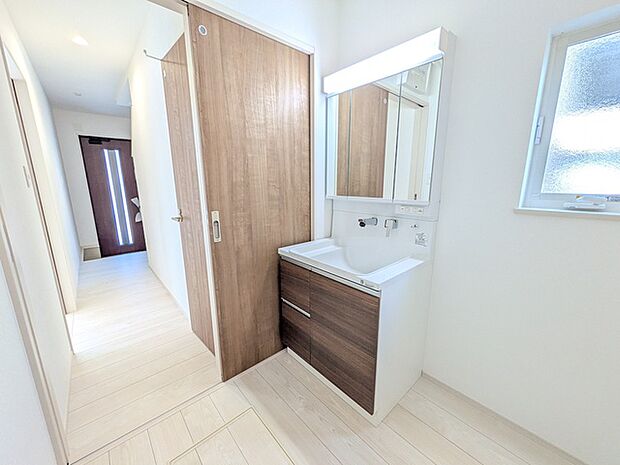 帰宅後リビングを通らずに洗面所へ一直線。室内を汚しにくい動線です