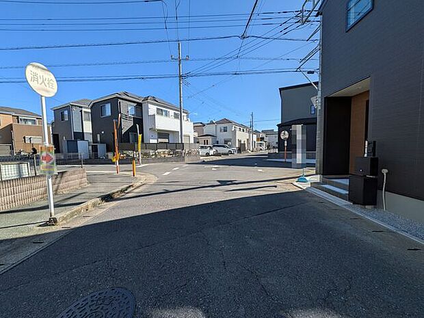 前面道路は幅員8ｍあり駐車も楽々♪