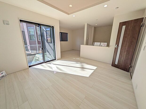 解放感のあるリビングは約18帖