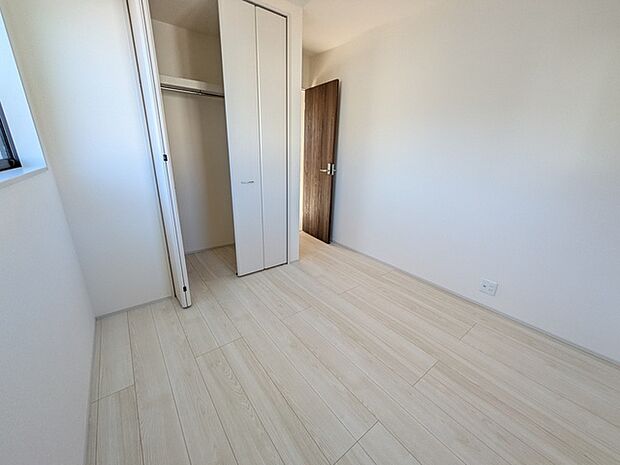 丈の長い衣類も気持ちよく収納できます