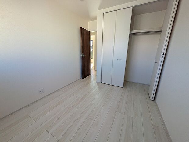 北側・約5.25帖洋室の収納部分