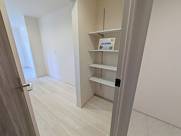 日用品や食品の備蓄に便利なパントリー