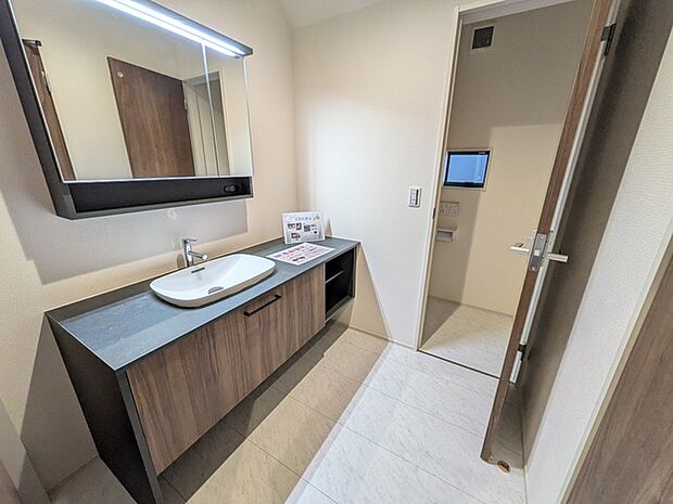 宙に浮いているようなデザインの洗面台は床面のお手入れがラクラク