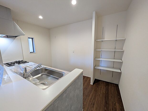 日用品や食品の備蓄収納に便利な可動棚