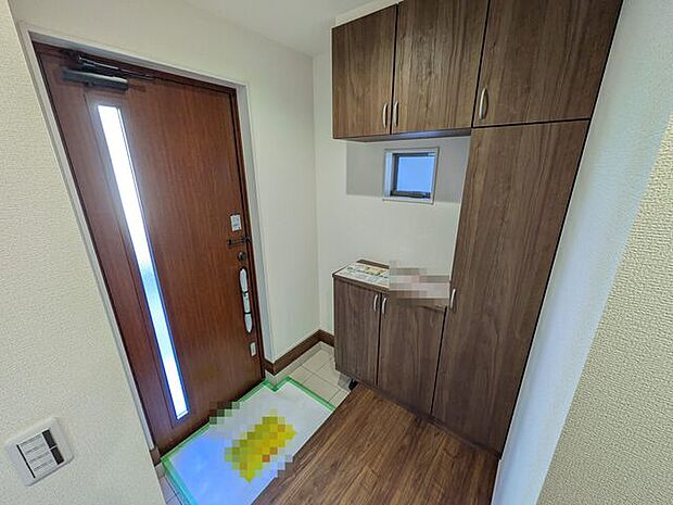 玄関も自然光が入りやさしい雰囲気になっています