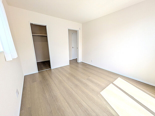 落ち着いた色合いのフローリングを使用しています