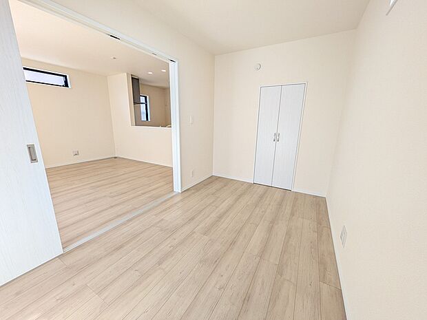 白を基調とした清潔感あふれるルームデザイン