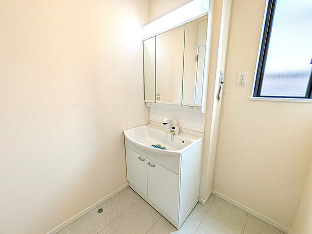 三面鏡裏収納には化粧品や洗面用品類をすっきり整理できます