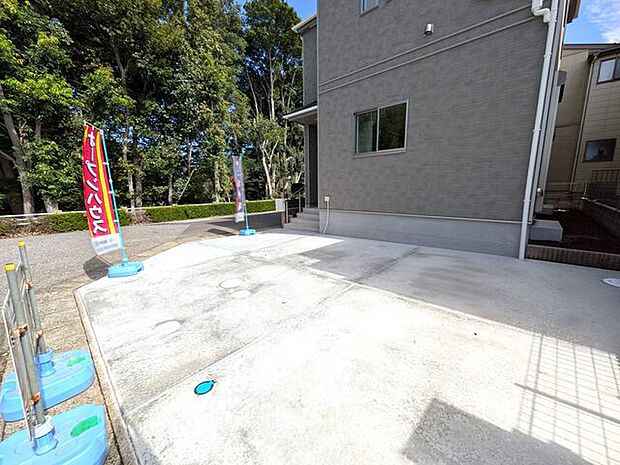 駐車スペース2台分 前面道路幅約6mで駐車がラクラク