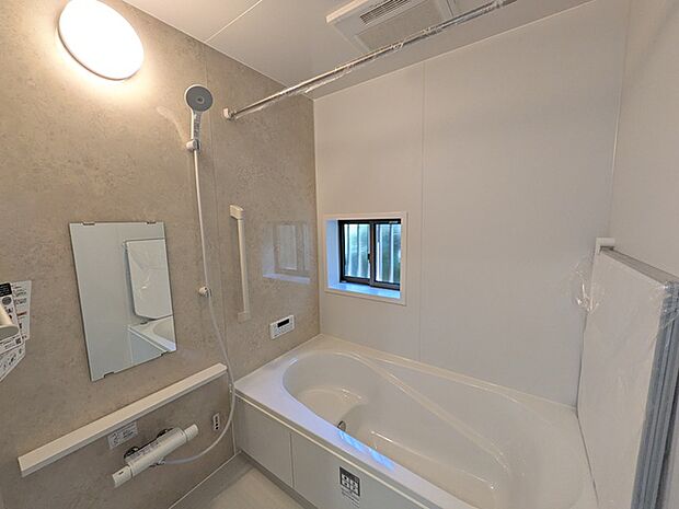 小窓付きで自然換気も可能な浴室